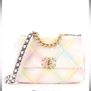 ISO Chanel 19 Flapbag in White Multicolor 🙏